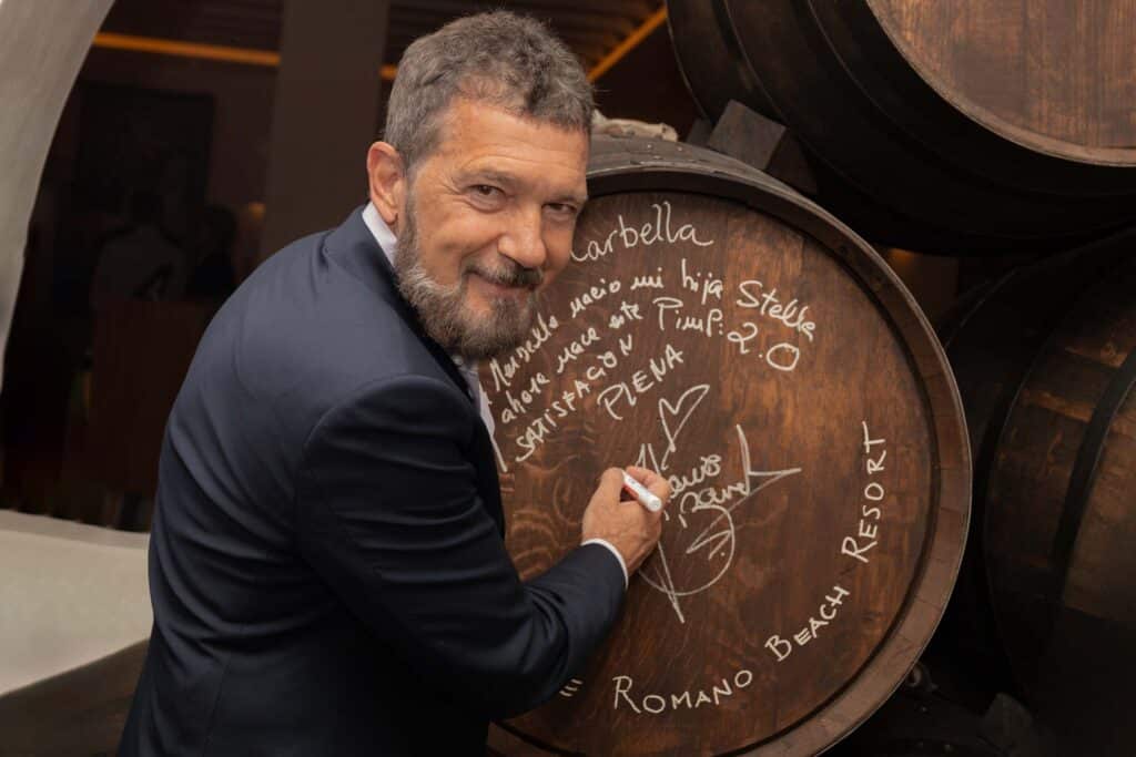 Antonio Banderas signiert ein Weinfass in der traditionellen Bodega El Pimpi in Málaga