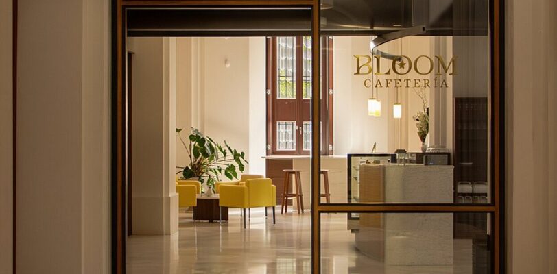 Cafeteria Bloom Málaga im Museum mit modernem, minimalistischem Design