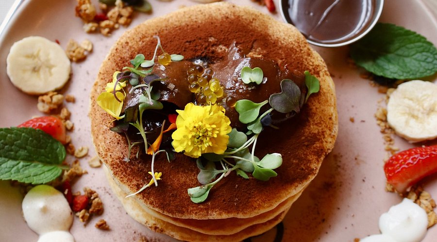 Gourmet pancakes at Bloom Málaga with fruit, flowers and chocolate sauce