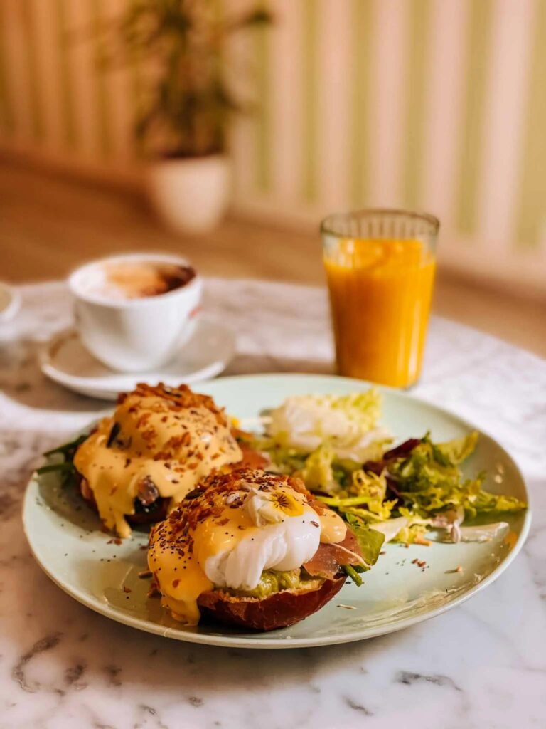 Eggs Benedict at Brunchit Málaga with avocado, poached eggs and hollandaise sauce – best brunch Málaga