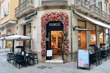 Brunchit Málagas entré med färgglad blomsterfasad i stadens centrum – bästa brunchplatsen i Málaga