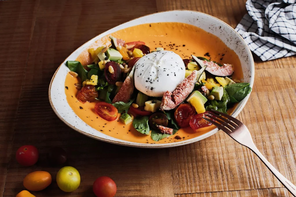 BYOKO Málaga burrata salad with avocado, cherry tomatoes and fresh greens – healthy brunch Málaga