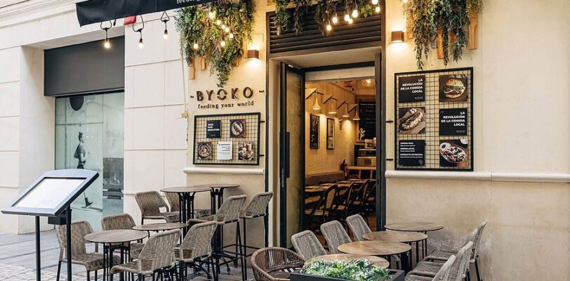 BYOKO Málaga Strachan Außenbereich mit Terrassenbestuhlung und modernem, gesundem Brunch-Café - bester Brunch in Málaga