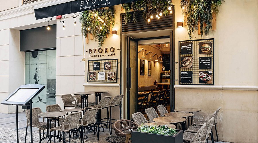 BYOKO Málaga Strachan exterior with terrace seating and modern healthy brunch café – best brunch Málaga