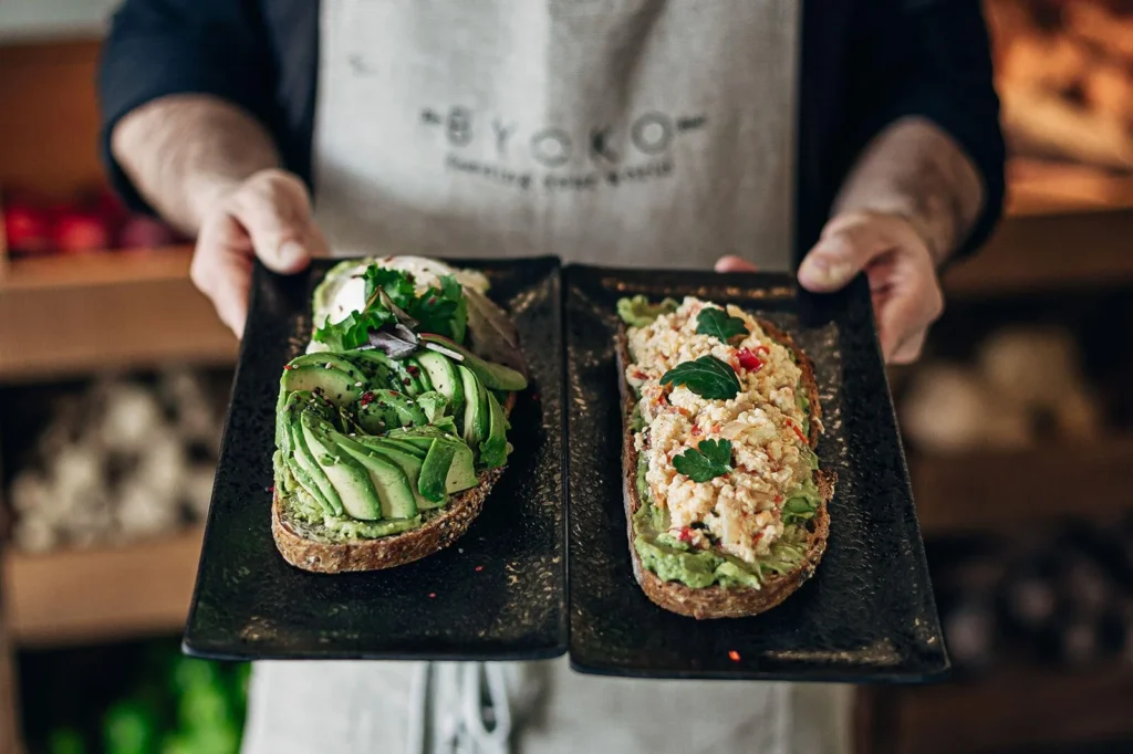BYOKO Málaga avocado toast and organic brunch dishes served on sourdough – healthy brunch Málaga