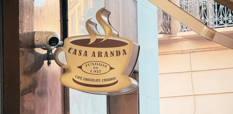 Casa Aranda Málaga-Schild mit Kaffeetassen-Logo in einer Straße der Altstadt
