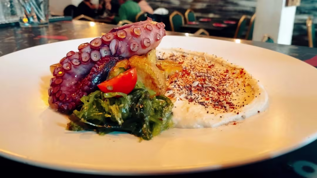 Gourmet-Gericht im El Gastronauta Málaga - moderne spanische Küche auf dem Teller