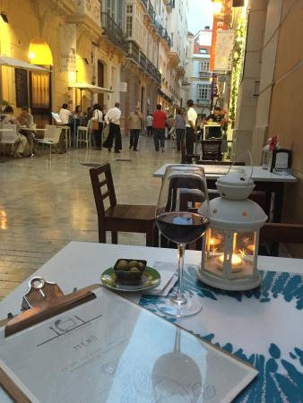 Essen im Freien bei El Gastronauta Málaga mit Wein und Blick auf die Straße im historischen Zentrum
