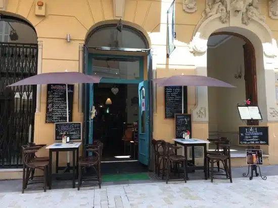 Entré till restaurangen El Gastronauta Málaga med uteservering och terrass