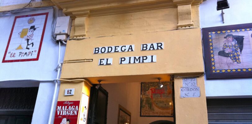 Eingang der Bodega El Pimpi Málaga mit traditioneller andalusischer Fassade