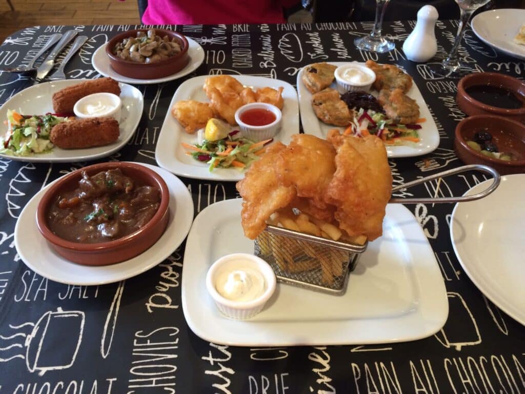 Tapas-Auswahl im El Pimpi Málaga mit gebratenen Fischkroketten und traditionellen spanischen Gerichten