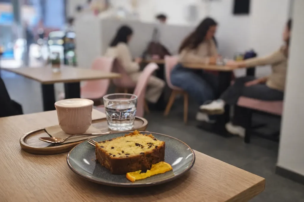 Coffee and cake at Kima Coffee Málaga in a cozy café setting