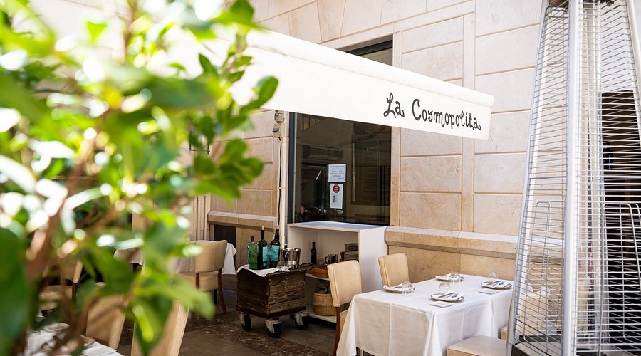 La Cosmopolita Málaga outdoor seating with elegant terrace and premium dining atmosphere