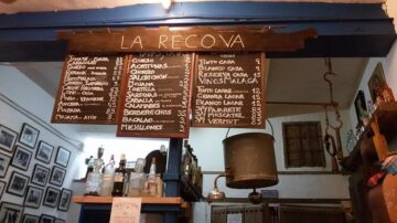 La Recova Málagas interiör med traditionell menytavla och rustik kafémiljö