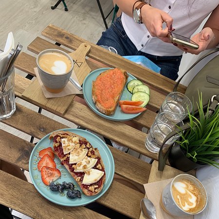 Next Level Specialty Coffee Málaga avocado toast and coffee served at table