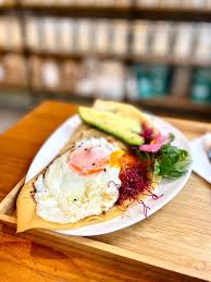 Avocado und Eiertoast im Pistacho & Azafrán Málaga gesundes Brunch-Gericht