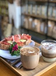 Brunch im Pistacho & Azafrán Málaga mit Kaffee und handwerklichem Toast