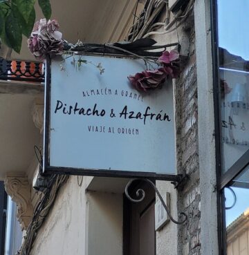 Restaurangskylt Pistacho & Azafrán Málaga med blomdekor