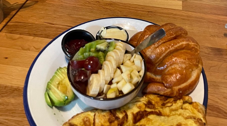 Brunch platter at Recyclo Bike Café Málaga with eggs, croissant and fresh fruit