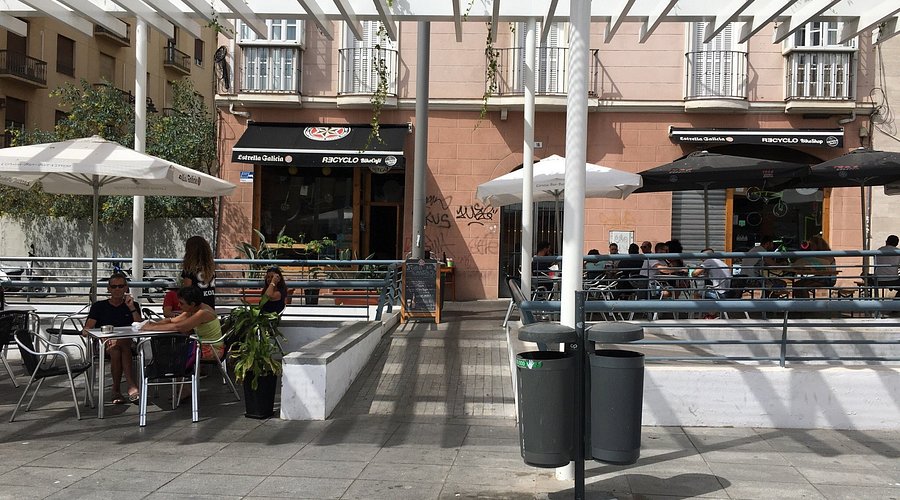 Recyclo Bike Café Málaga outdoor terrace with customers enjoying brunch