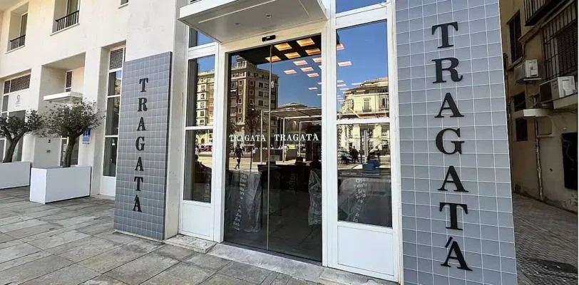 Eingang des Restaurants Tragatá Málaga mit moderner, minimalistischer Fassade