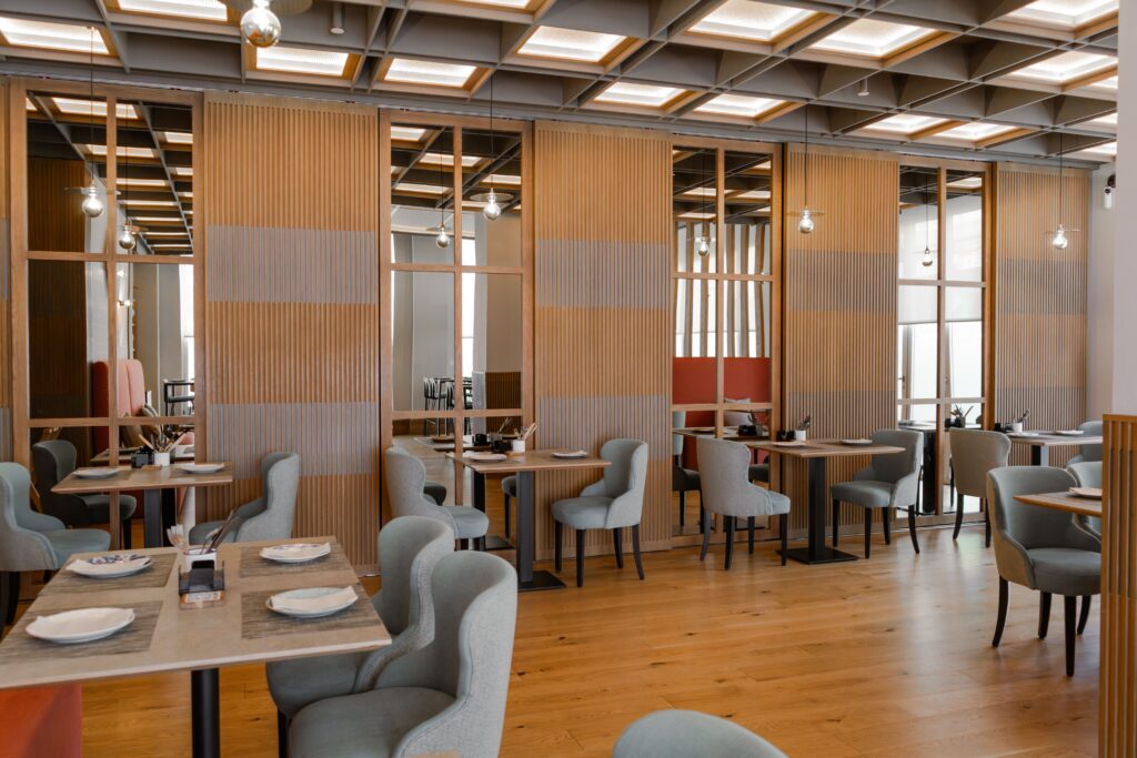 Interieur des Restaurants Tragatá Málaga mit modernem Speisesaal im skandinavischen Stil