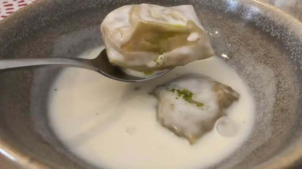 Ravioli in Sahnesoße im Uvedoble Málaga mit Olivenöl und feinem Belag
