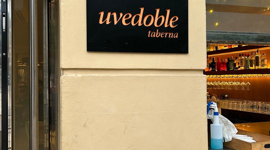Uvedoble Málaga taberna lunchrestaurang med mysig bar och traditionell andalusisk atmosfär