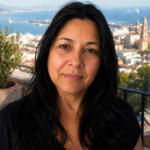 Rose Gonzales, Redakteurin und Restaurantforscherin bei Costatable, mit Blick auf die Küste von Málaga