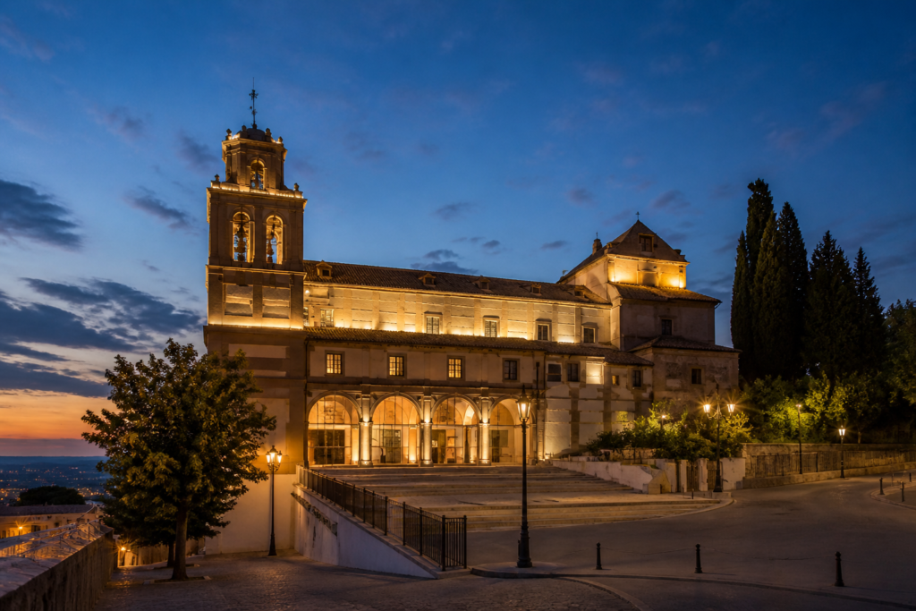 Santuario de la Victoria Malaga Abendansicht beleuchtete Kirche und Glockenturm